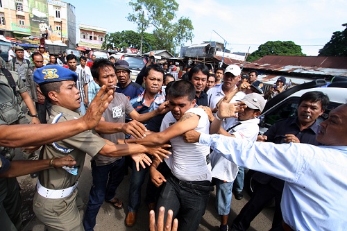 Petugas Vs Pedagang Adu Jotos