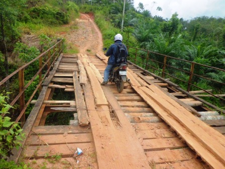 Jembatan Sungai Uram di Desa Lemeu, Miring dan Nyaris Putus