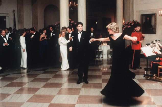 Gaun Dansa Diana Dengan Travolta Dilelang