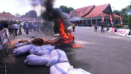 Motor Road Race Terbakar