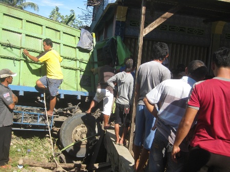 Tabrak Ruko, Sopir dan Kernet Truk Tewas Terjepit