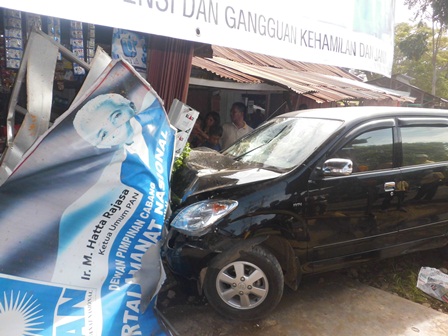 Mobil Lurah Rawa Makmur Tabrak ”Hatta Rajasa” dan Warung