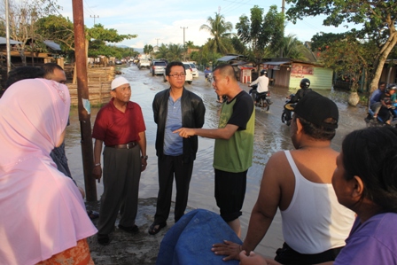 Gubernur Tinjau Warga Korban Banjir Tanjung Agung dan Rawa Makmur