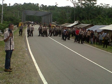 Tolak Gabung ke BS, Ratusan Warga Demo