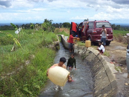 Krisis Air Bersih Sungai Dibanjiri Warga