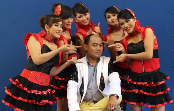 Azis Gagap “Digoyang” Putri Kembang