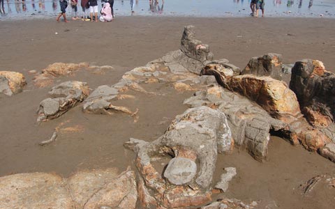 Batu Malin Kundang Hancur Terkena Abrasi