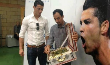 Wow, Cristiano Ronaldo Dihadiahi Alquran