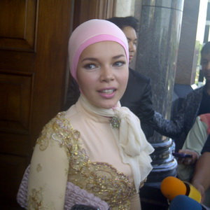 Dewi Sandra Luangkan Waktu Berjilbab