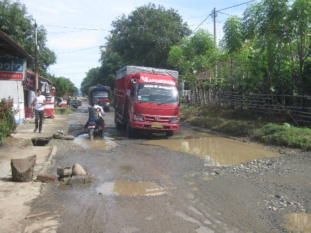 Angkutan Material Rusak Jalan