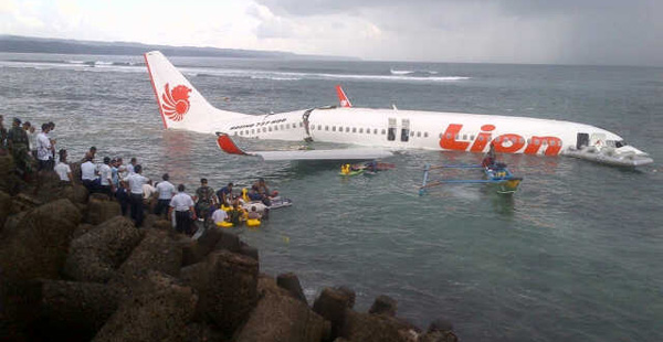 Lion Air Tergelincir Sampai Nyemplung ke Laut
