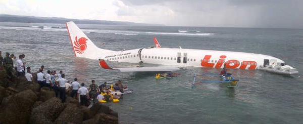 Lion Air Tergelicir Sampai Nyemplung ke Laut
