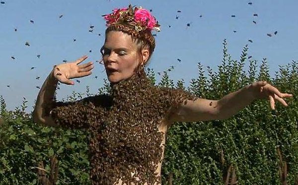 Bertelanjang Dikerubuti Lebah untuk Meditasi