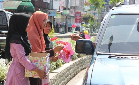 Kartini, Bagikan 700 Bunga