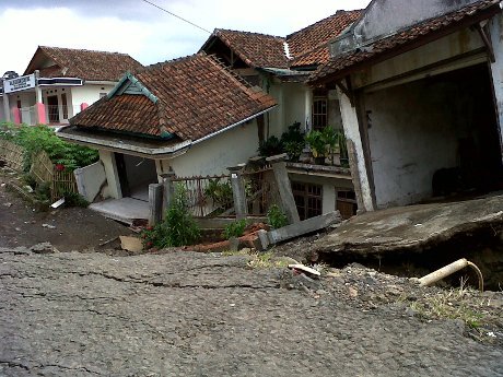 Tanah Bergerak 670 Rusak Parah