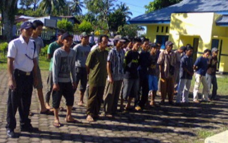 Karyawan Demo Camat