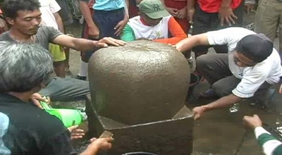 Penemuan Benda Purbakala di Mata Air Hebohkan Warga