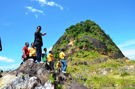 Batu Bukit Kandis Terus Dikeruk