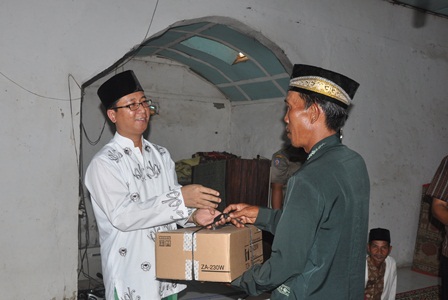 Gubernur Kutbah dan Beri Bantuan