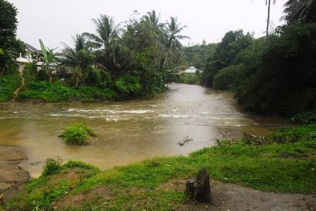 Sungai Ancam Rumah Warga