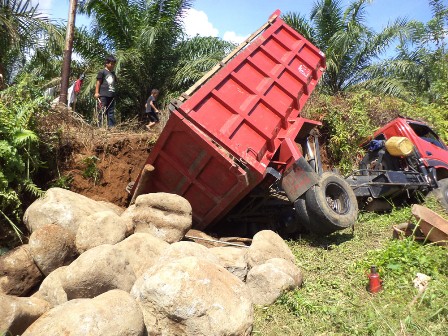 Lihat Penampakan, Truk Terperosok