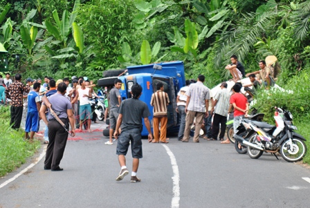 Minibus dan Truk Terbalik