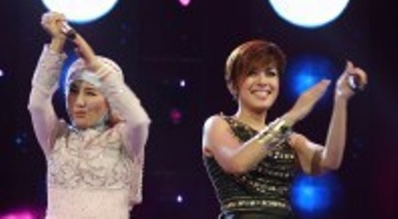 Ciuman Anggun ke Isa Raja Buka Result Show X Factor Indonesia