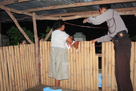 Wanita Nekat Naik Atap Rumah