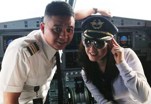 Foto Bareng Model Cantik di Kokpit Pesawat, 2 Pilot Ini Dihukum
