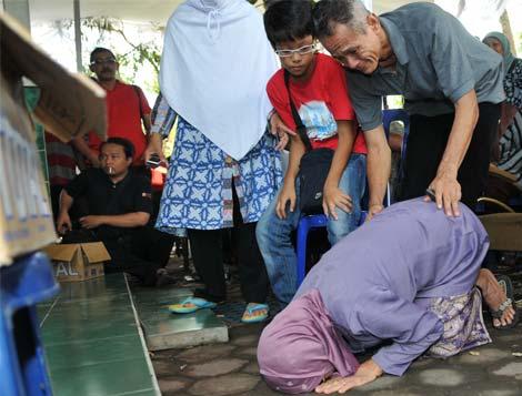 Ganjar Unggul Pilkada Versi Hitung Cepat, Ibunda Sujud Syukur