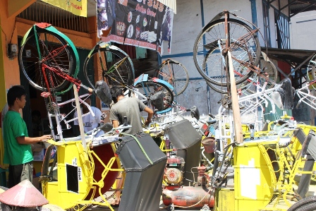 Belasan Becak Terbalik