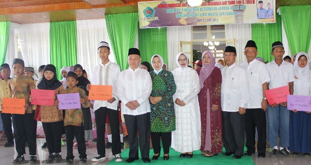 Bupati RL Bagi Reward ke Siswa