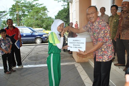 Siswa Prestasi Dapat Rp 1 Juta