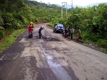 Pemkab Rehab Jalan Provinsi