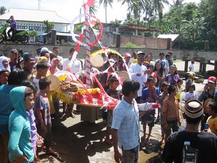 Nelayan Gelar Ritual Cuci Pantai