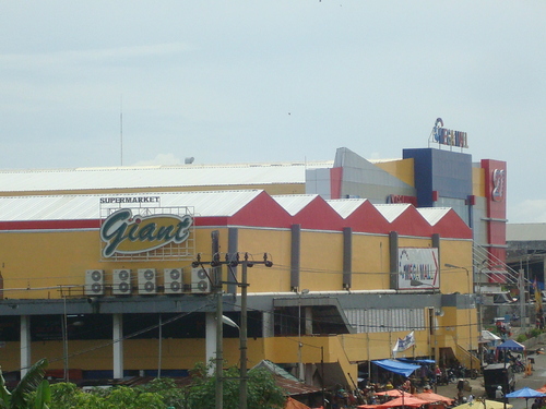 Pedagang PTM  Berjualan  di Mega Mall