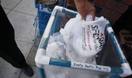 Pantai Pasar Bawah Dipenuhi Sampah