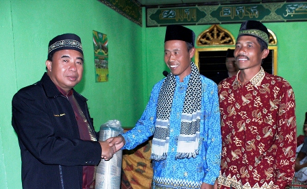 Bupati Bantu Sajadah