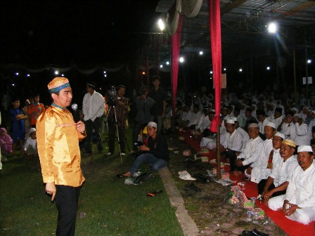 Ustad Solmed Pukau Ribuan Warga