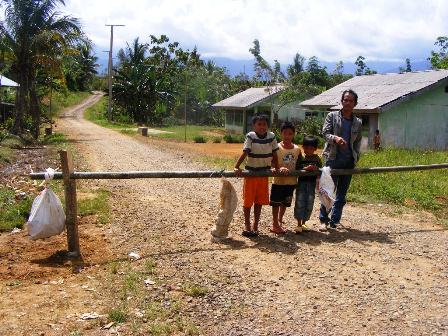 Kendaraan Proyek Sebabkan Jalan Rusak