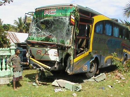 Giliran Bus ALS Kecelakaan