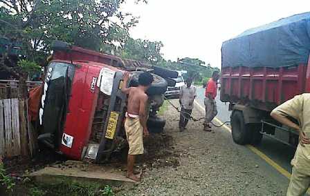 Truk Batu Bara Terbalik