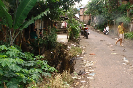 Longsor Ancam Rumah Warga