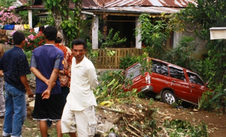 Supir Ngantuk, Mobil Masuk Drainase