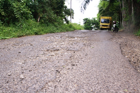 Jalan Blumai Rusak, Warga Menuntut