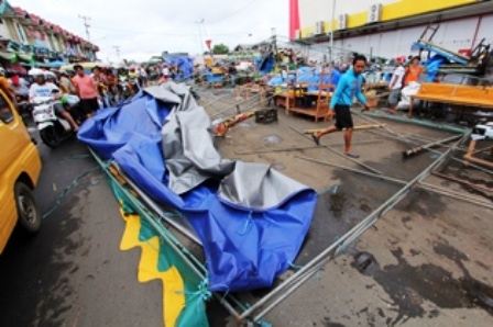 Tenda Pedagang Roboh Dihantam Badai
