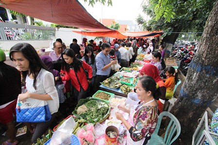 Pasar Kaget di Lapangan Santoso