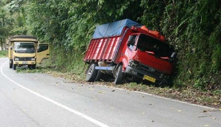 Sopir Ngantuk, Truk Nabrak Tebing.