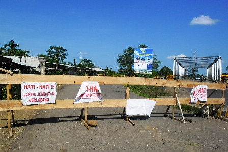 Baru Dibangun, Jembatan Hancur