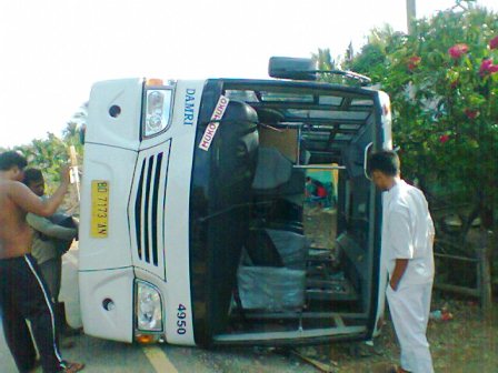 Bus Terbalik, 25 Penumpang Nyaris Tewas